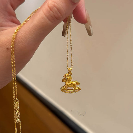 金色鋯石小馬墜飾項鍊－商品主圖｜https://igowo.tw/