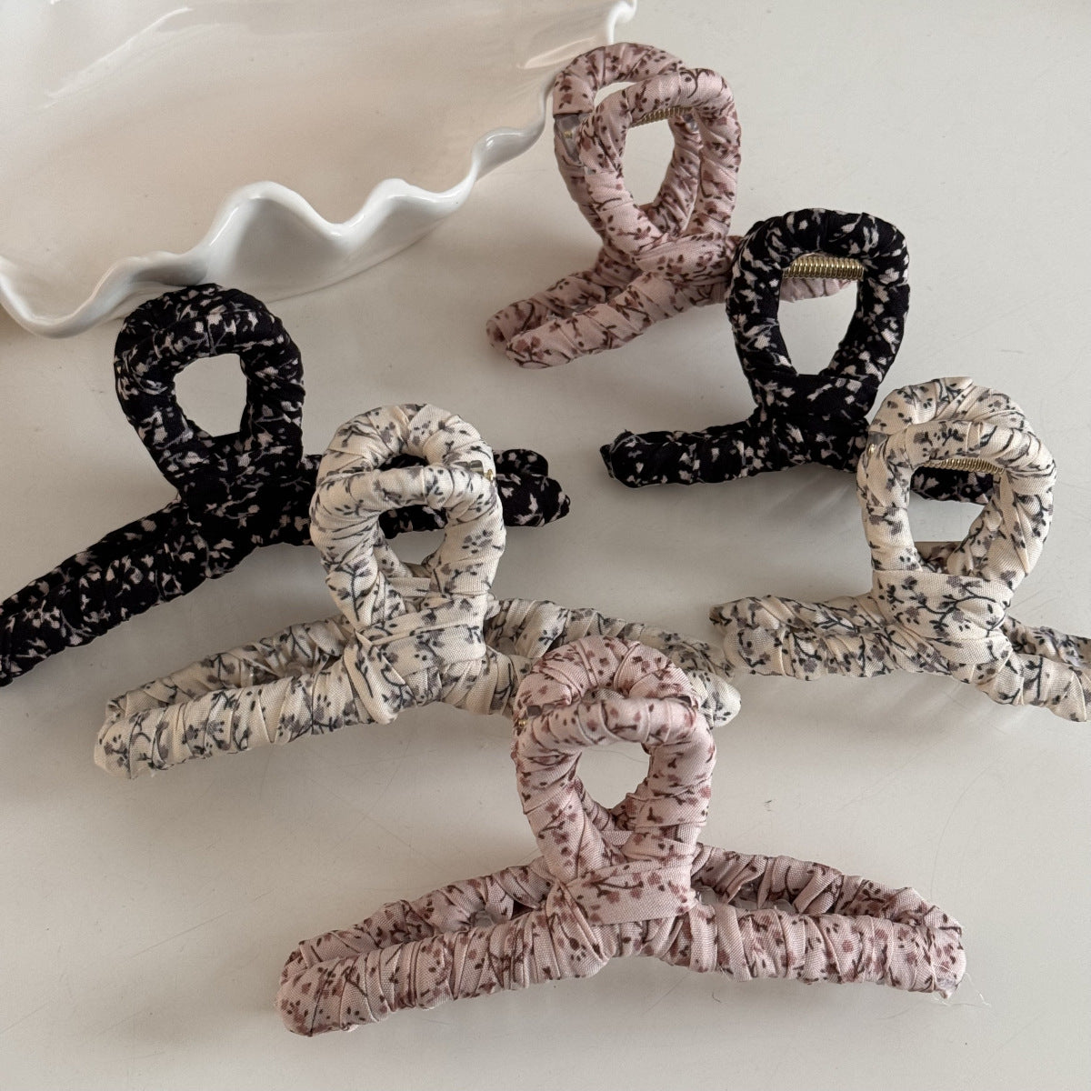 布面碎花交叉纏繞髮夾－細節特寫1｜https://igowo.tw/