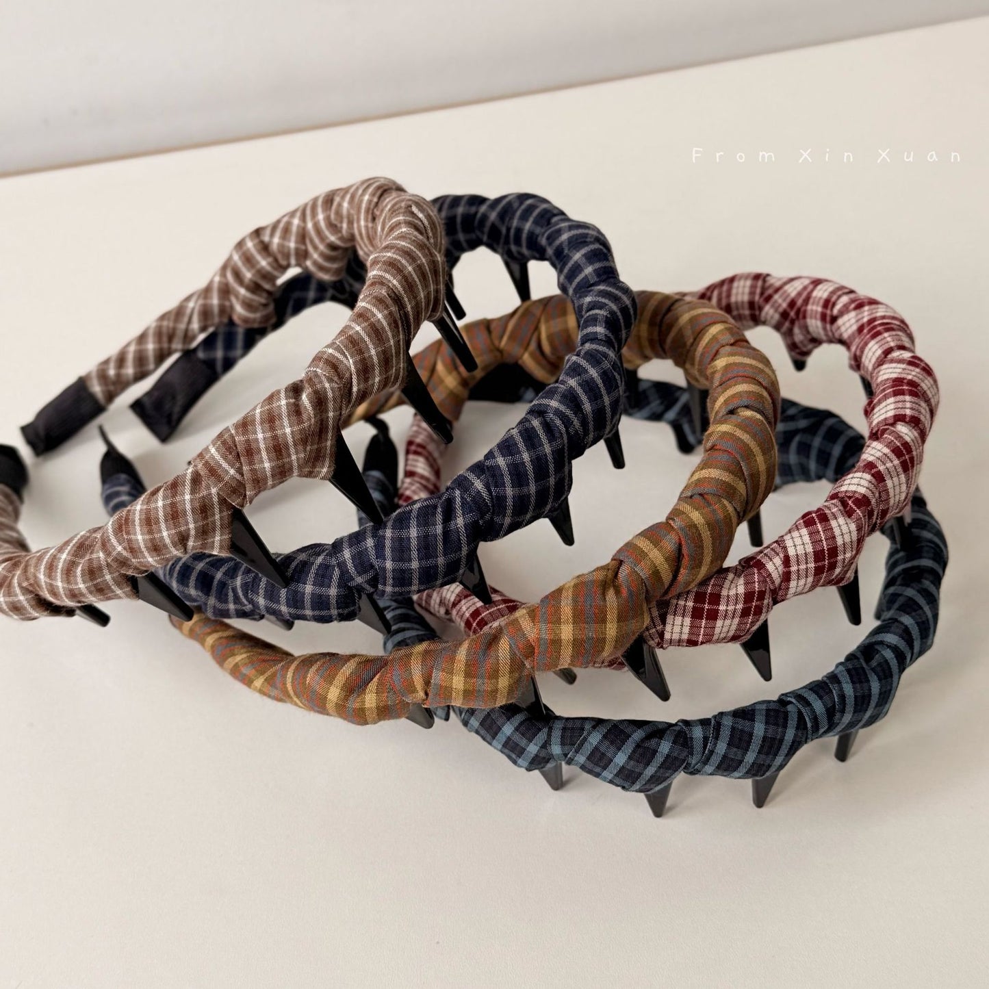 布面格紋纏繞髮箍－紅色款細節｜https://igowo.tw/