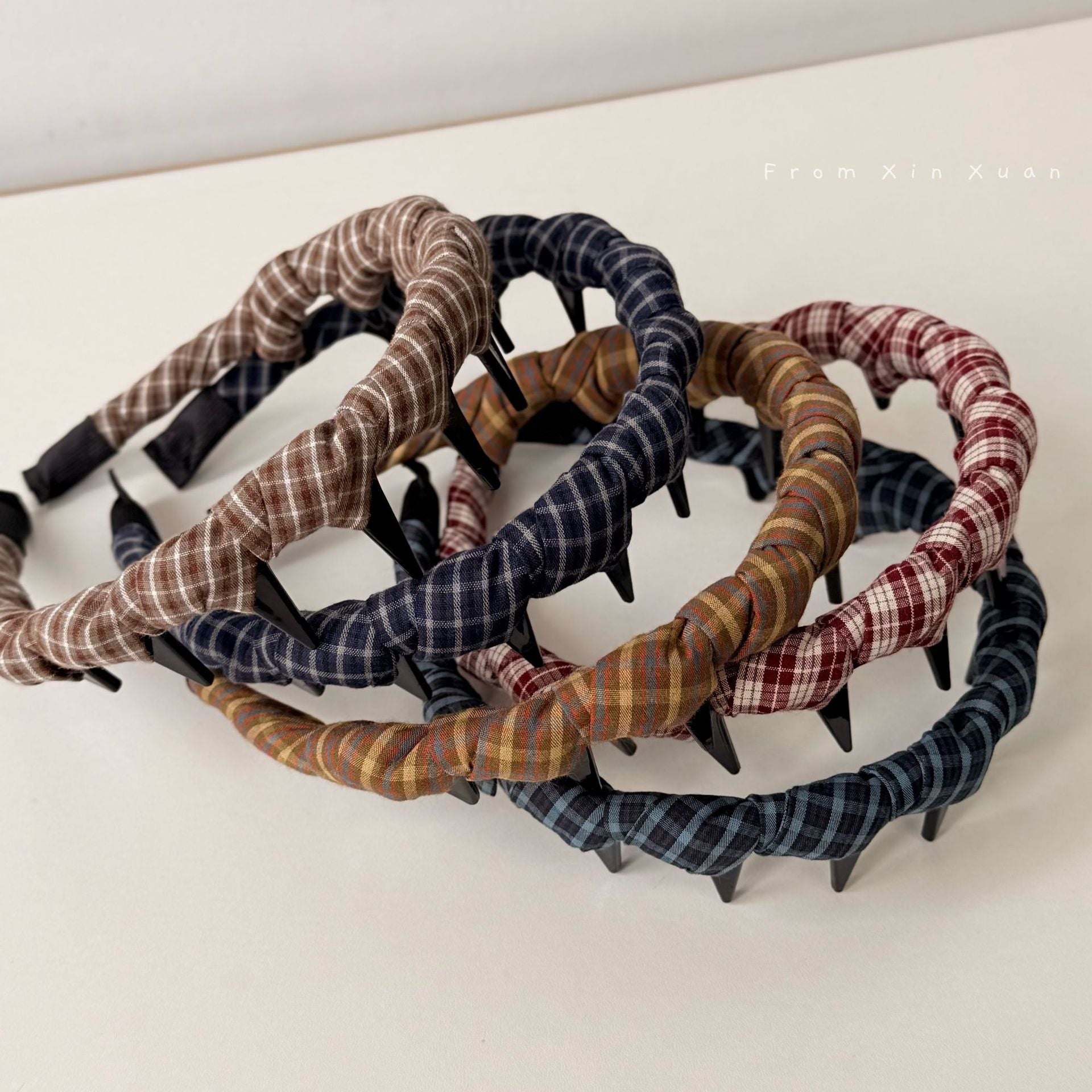 布面格紋纏繞髮箍－紅色款細節｜https://igowo.tw/