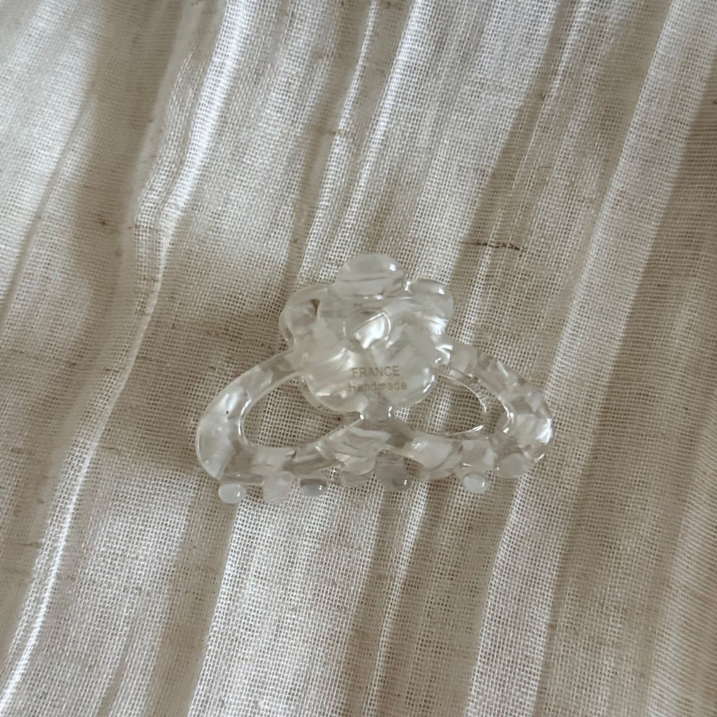 醋酸板材花朵鯊魚夾－咖色款細節｜https://igowo.tw/