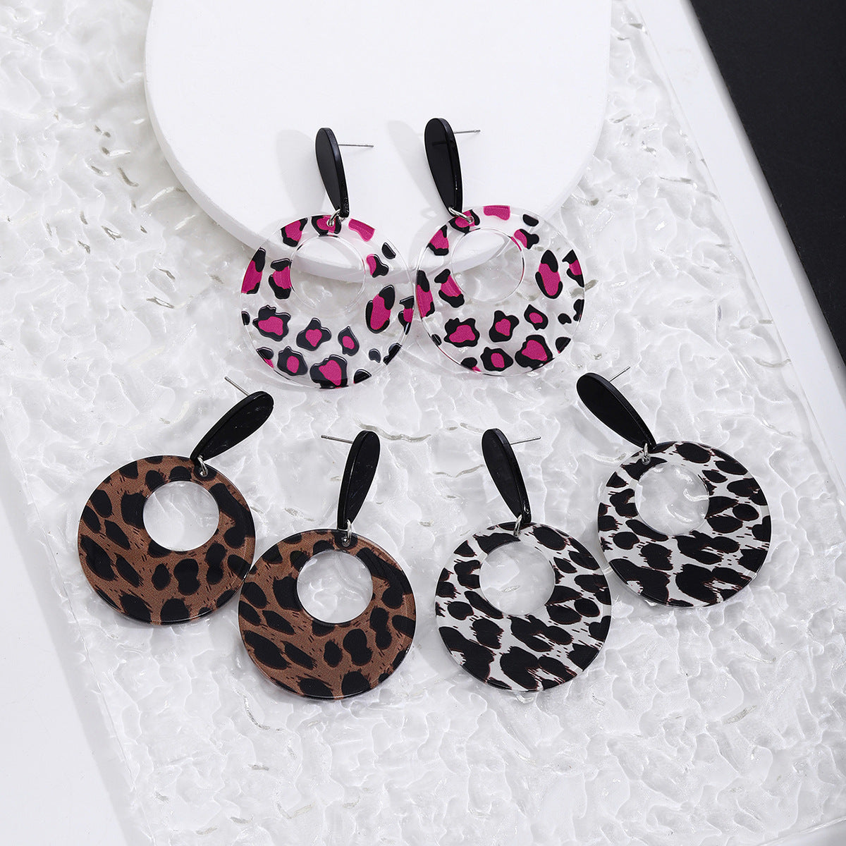棕色壓克力豹紋耳墜－商品主圖｜https://igowo.tw/