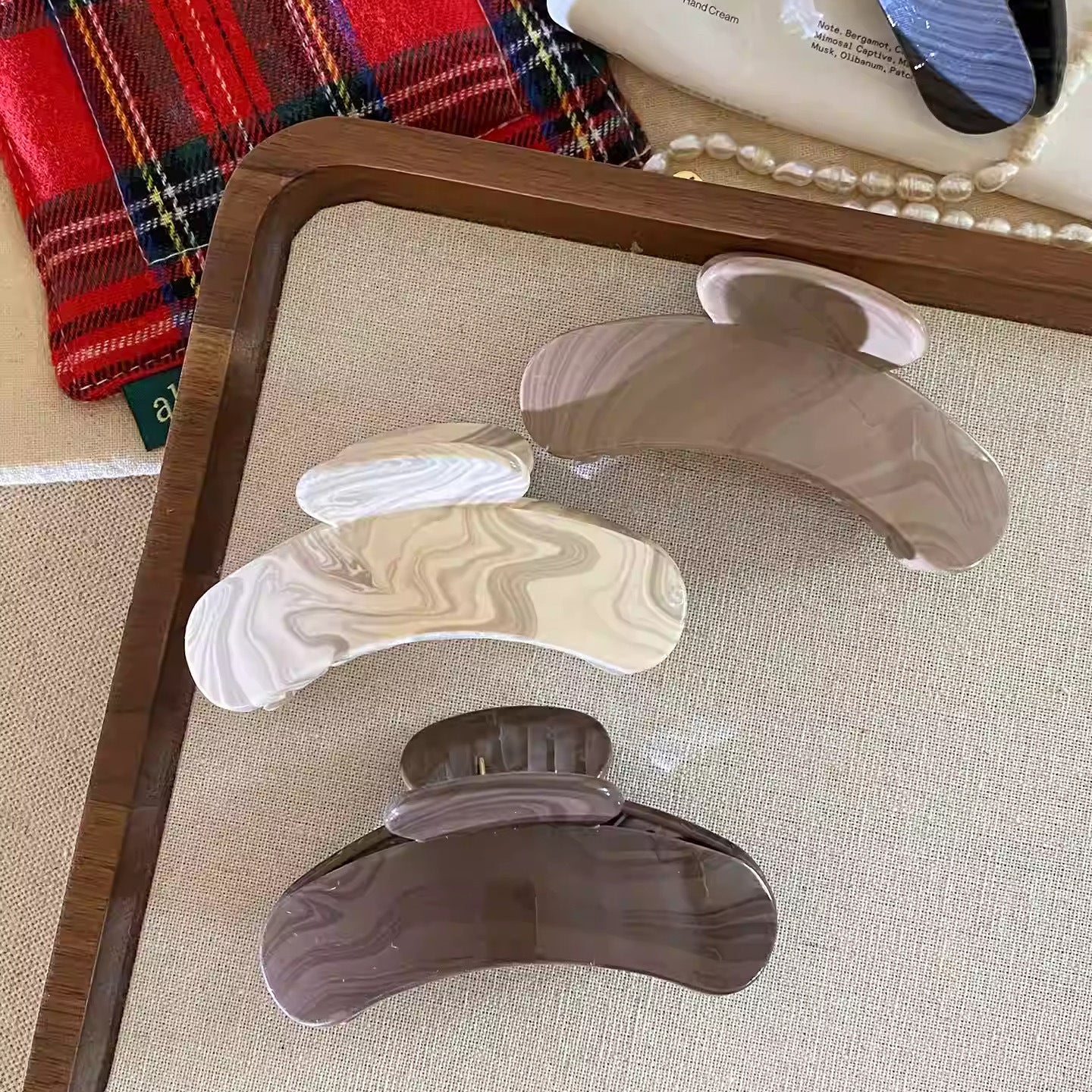 棕色復古鯊魚夾－米杏紋路款實拍｜https://igowo.tw/