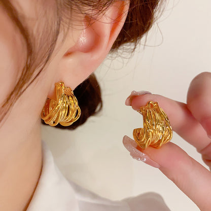 金色C形鏤空纏繞耳釘－商品主圖｜https://igowo.tw/