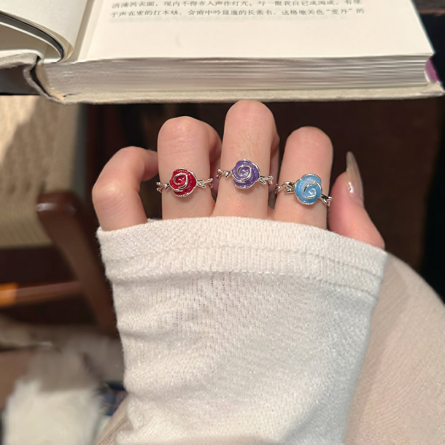 琺瑯玫瑰簡約戒指－藍款實拍｜https://igowo.tw/