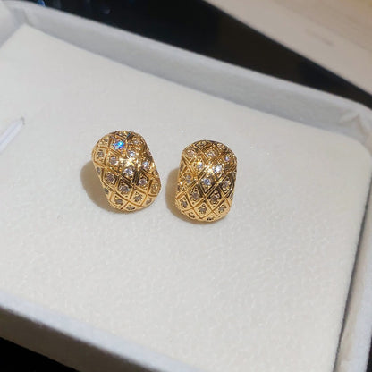 金色鋯石方形精雕耳釘－細節特寫6｜https://igowo.tw/