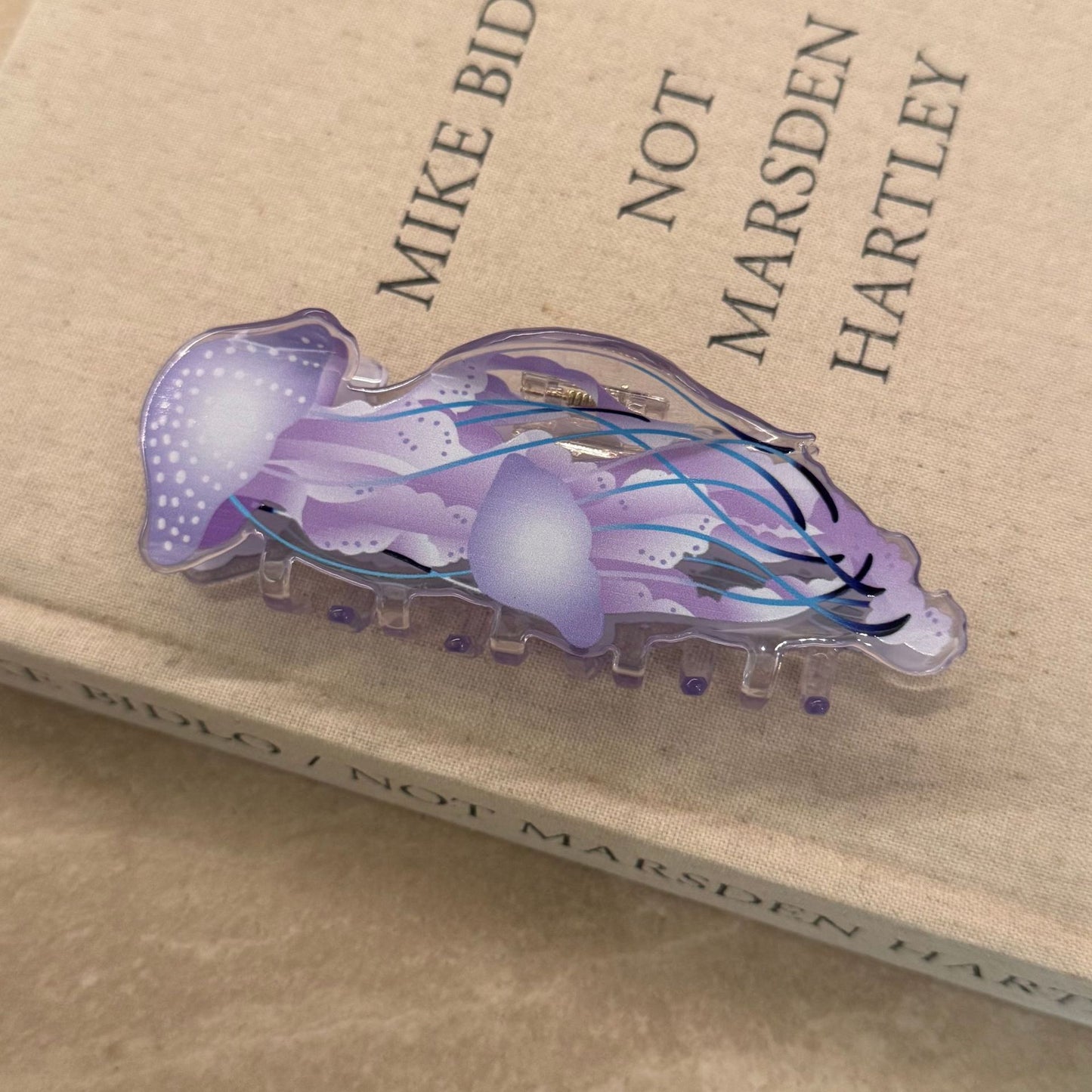 漸層醋酸板材鯊魚夾－水母藍色款細節｜https://igowo.tw/
