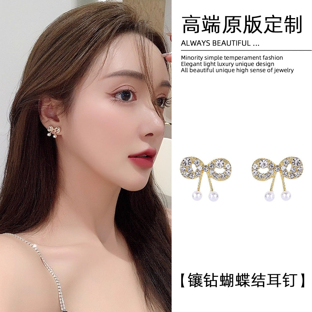 珍珠蝴蝶結鑲鑽耳釘－商品主圖｜https://igowo.tw/