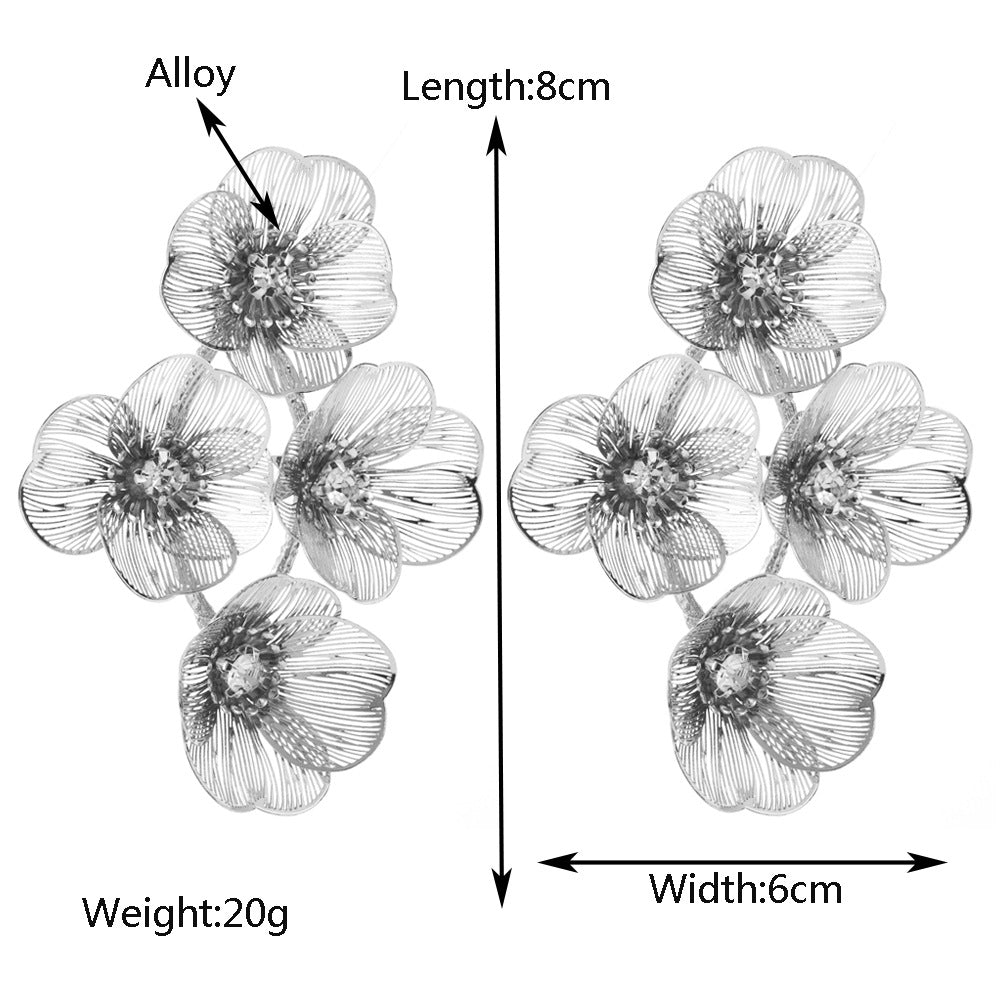 金屬花朵鏤空鑲鑽耳環－銀色款實拍｜https://igowo.tw/