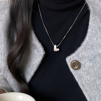 銀色愛心拉絲長版項鍊－細節特寫1｜https://igowo.tw/