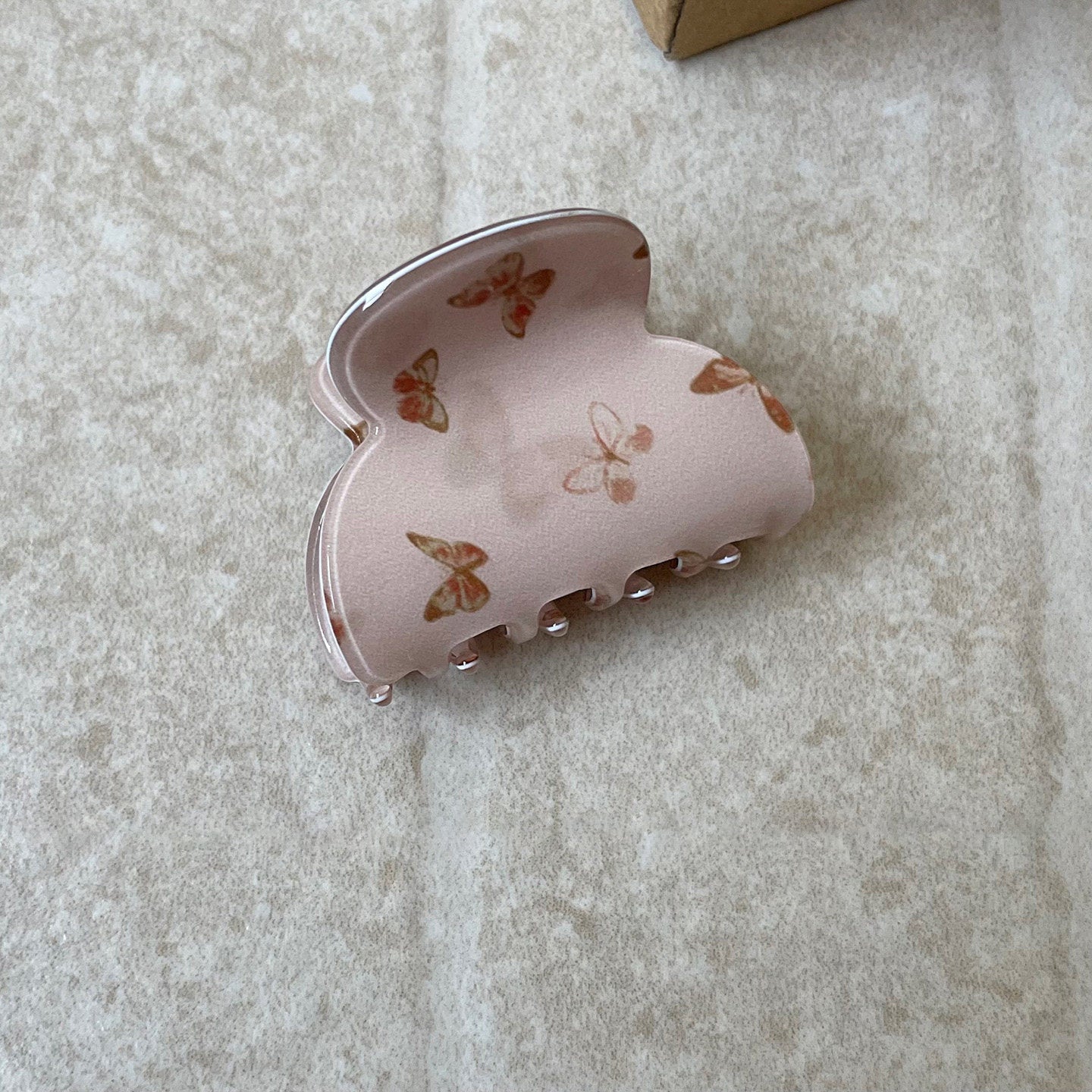 棕色蝴蝶鯊魚夾－棕色衣架款細節｜https://igowo.tw/