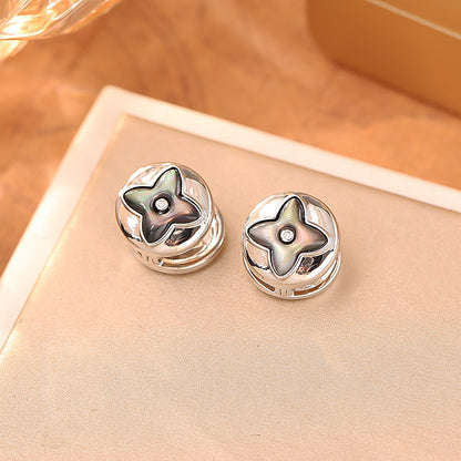 貝母幸運草圓形耳扣－細節特寫2｜https://igowo.tw/