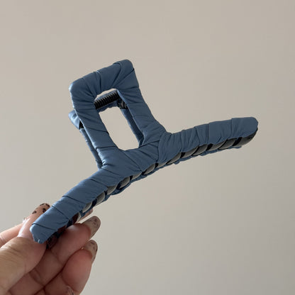 皮革一字纏繞鯊魚夾－纏繞皮質箍-黑色款細節｜https://igowo.tw/