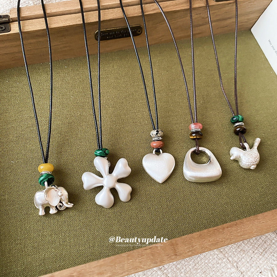 銀色花朵拉絲復古項鍊－商品主圖｜https://igowo.tw/