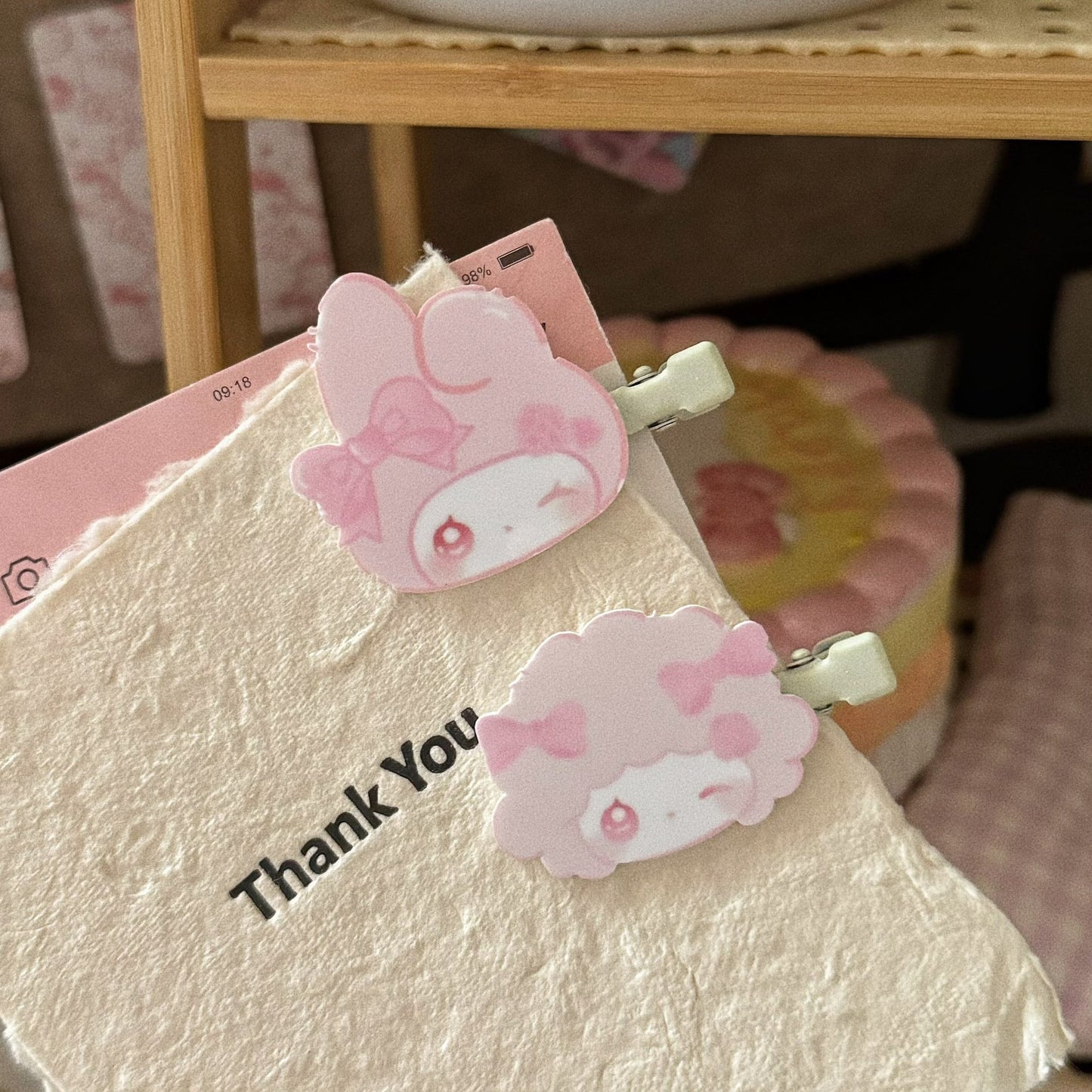 粉色壓克力髮夾－商品主圖｜https://igowo.tw/