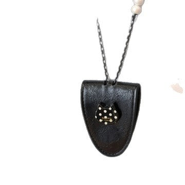 皮革波點愛心磁吸項鍊－項鍊-咖色-愛心款細節3｜https://igowo.tw/