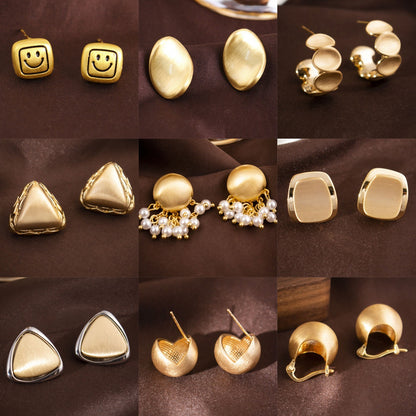 金色愛心拉絲簡約耳釘－商品主圖｜https://igowo.tw/