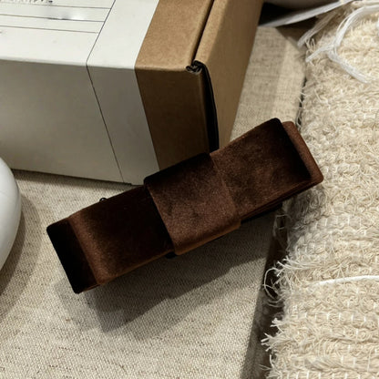 絨面蝴蝶結雙層髮夾－深咖絲絨香蕉夾款細節｜https://igowo.tw/