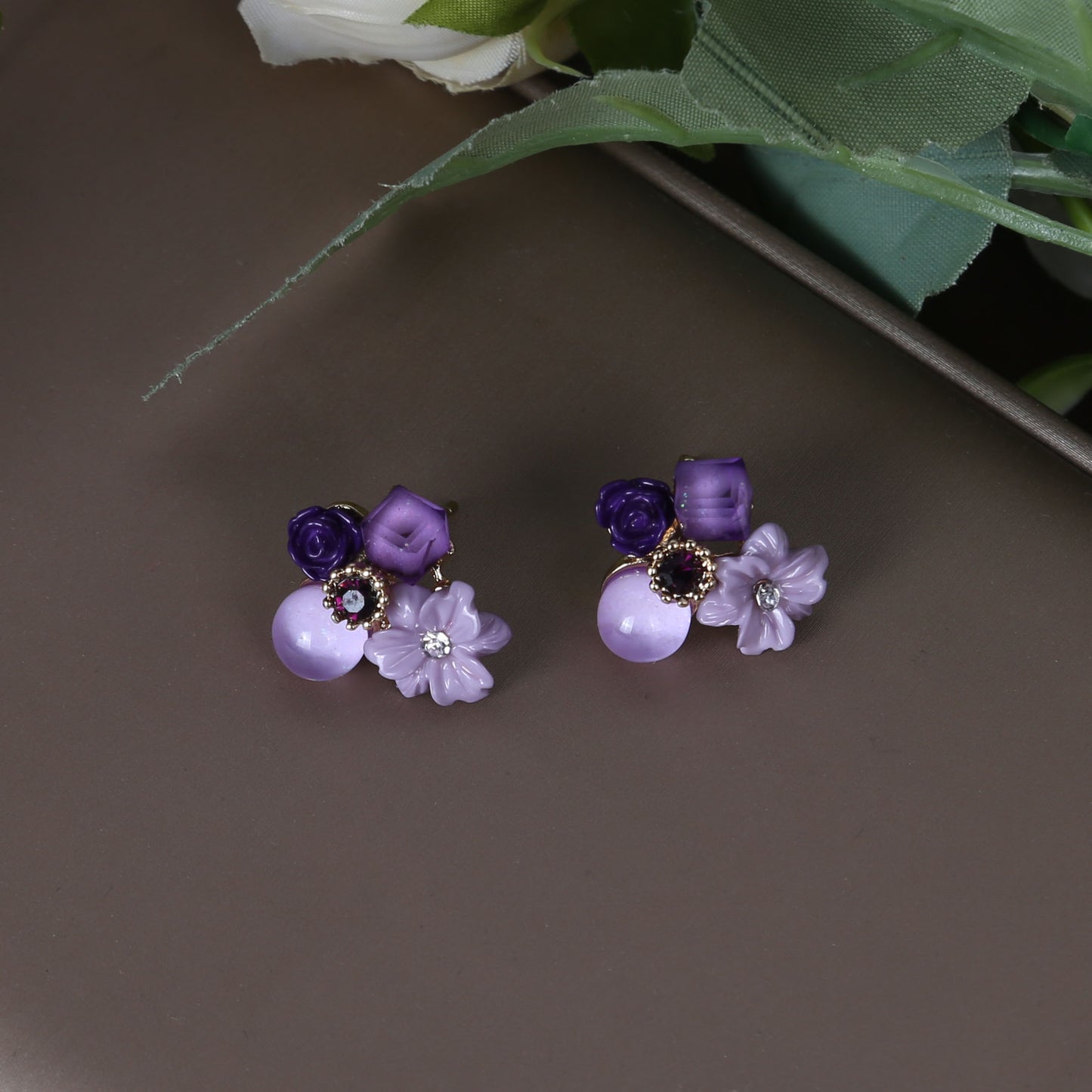 貓眼石花朵鑲鑽耳環－細節特寫1｜https://igowo.tw/