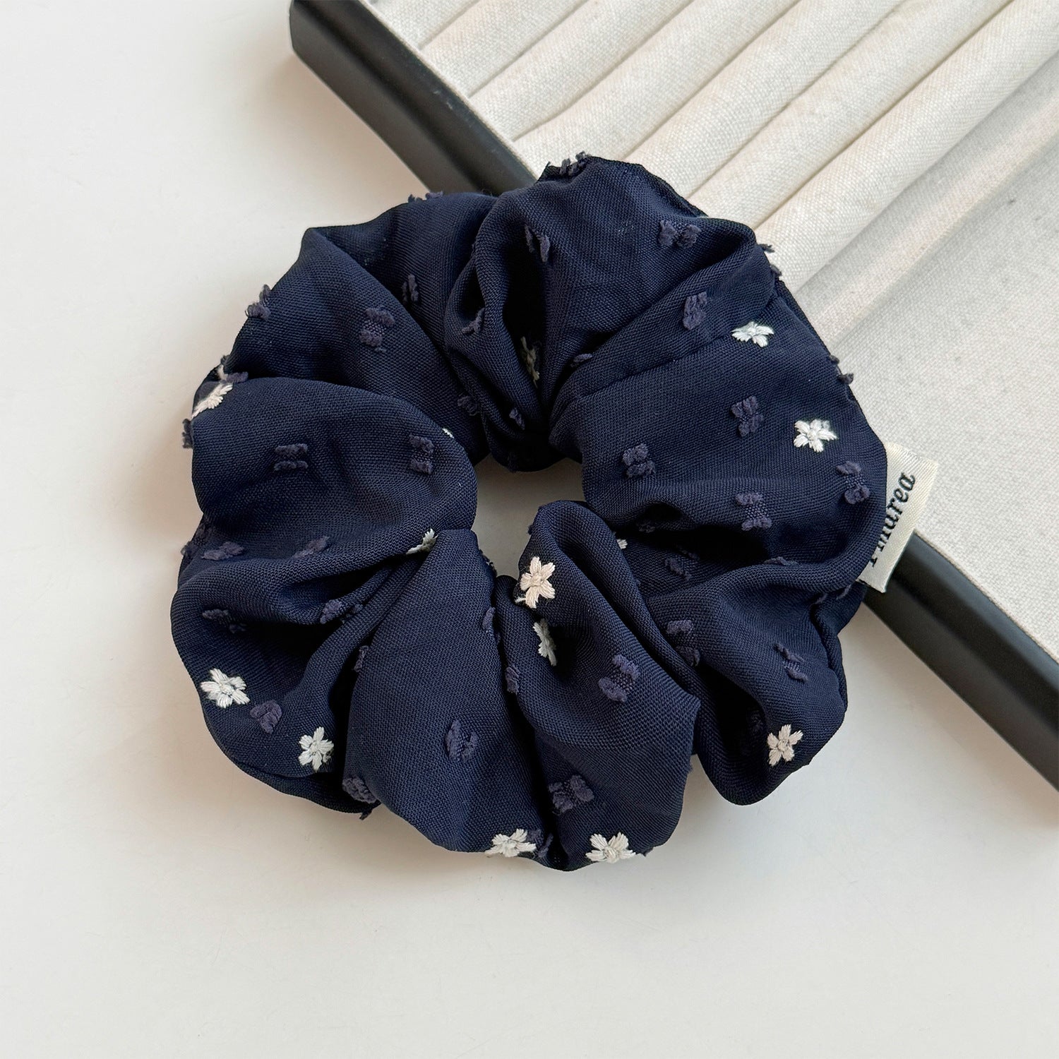 大腸圈花朵刺繡髮圈－商品主圖｜https://igowo.tw/