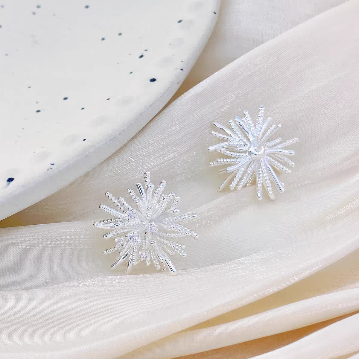 金屬雪花復古耳釘－珍珠煙花款實拍｜https://igowo.tw/