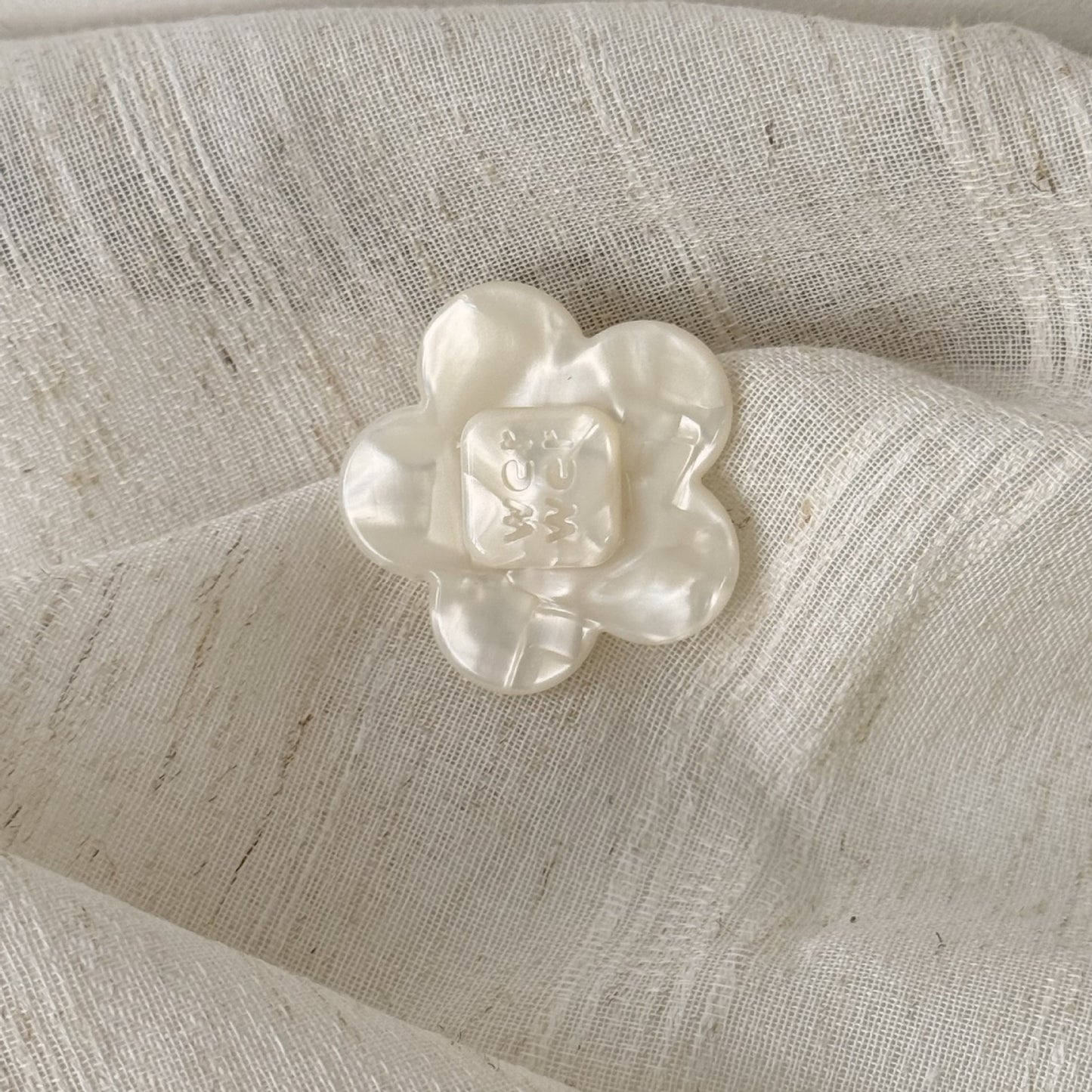 醋酸板材蝴蝶結髮夾－中號紅色花朵款細節｜https://igowo.tw/