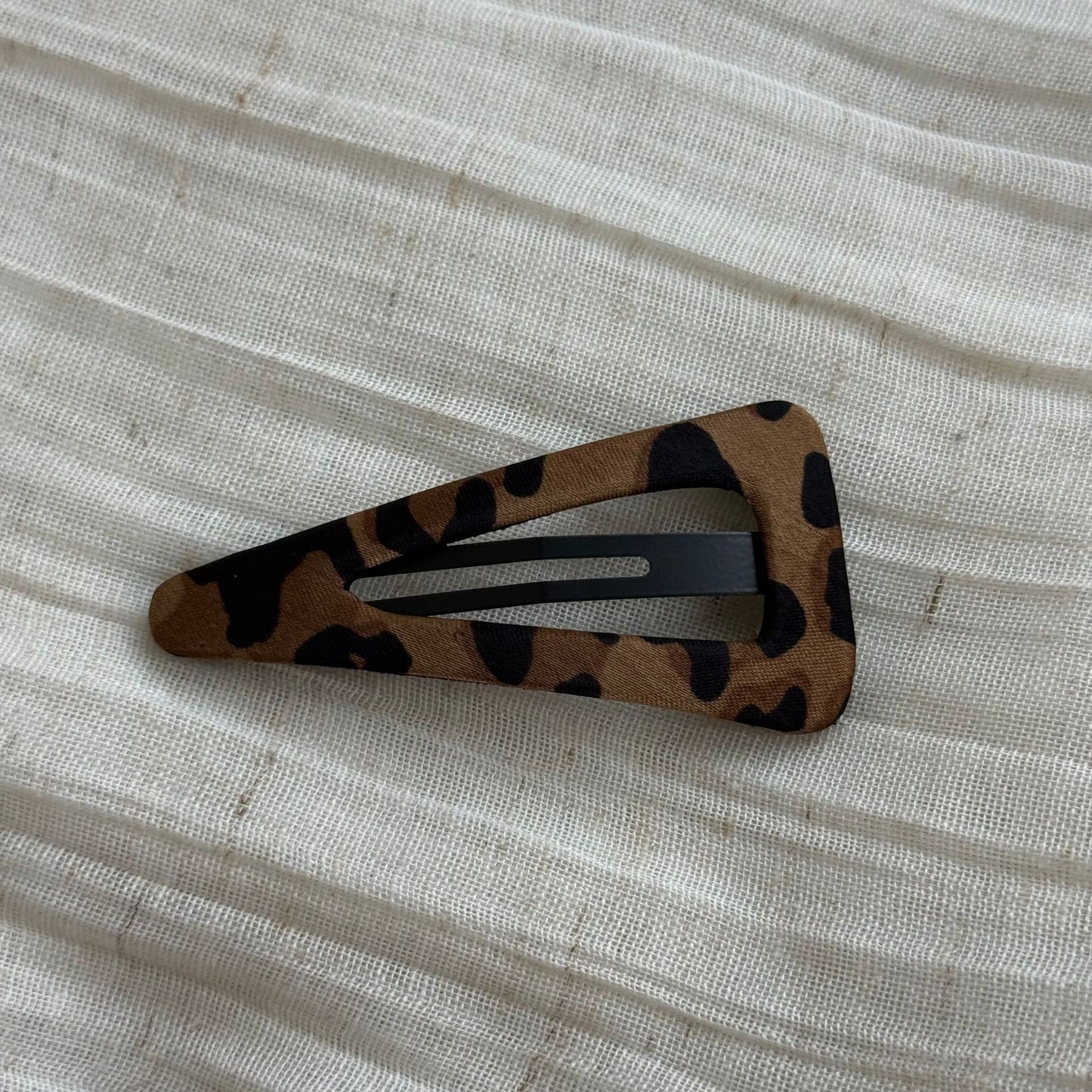 豹紋蝴蝶結復古髮夾－大三角款細節｜https://igowo.tw/