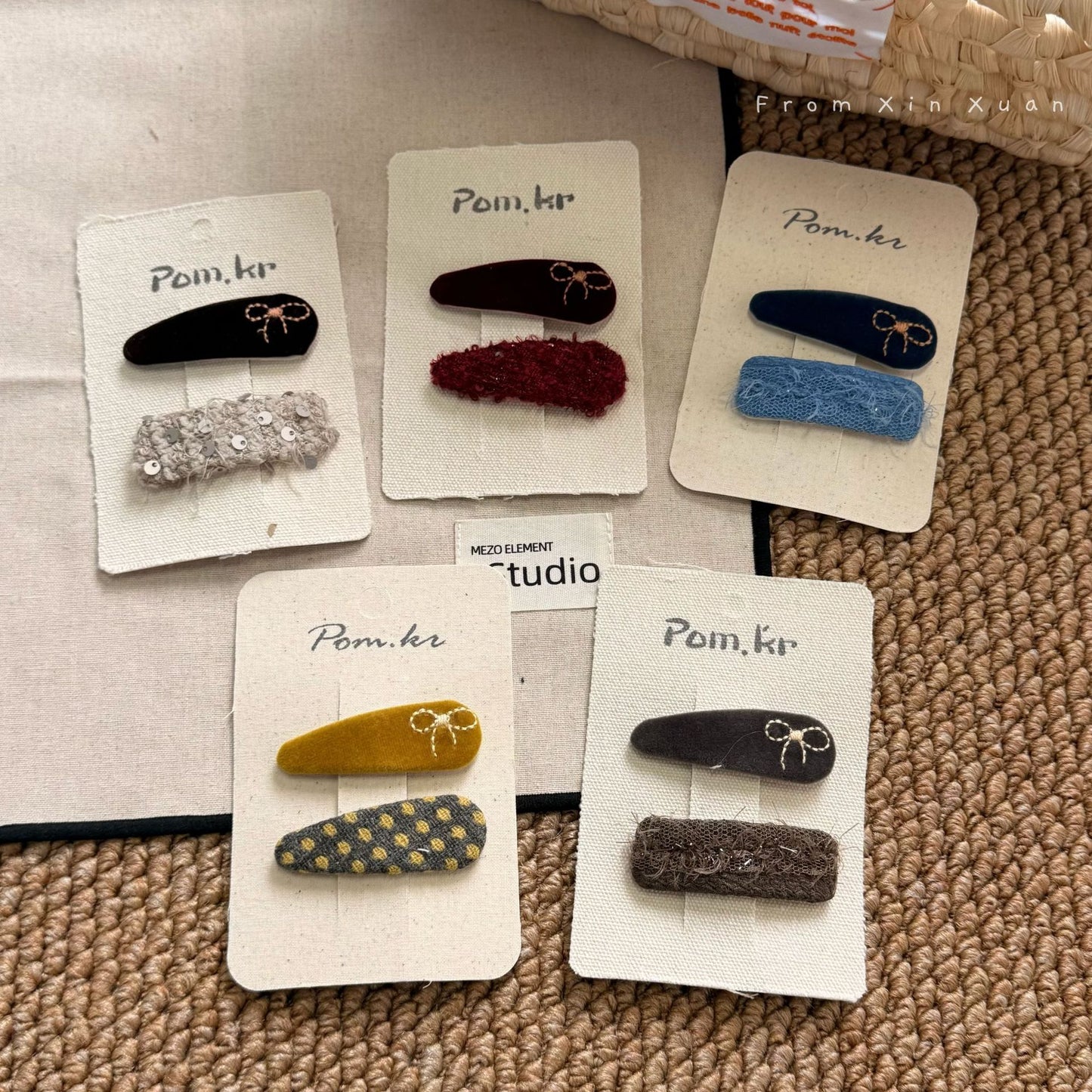 布面蝴蝶結刺繡髮夾－米棕系款實拍｜https://igowo.tw/