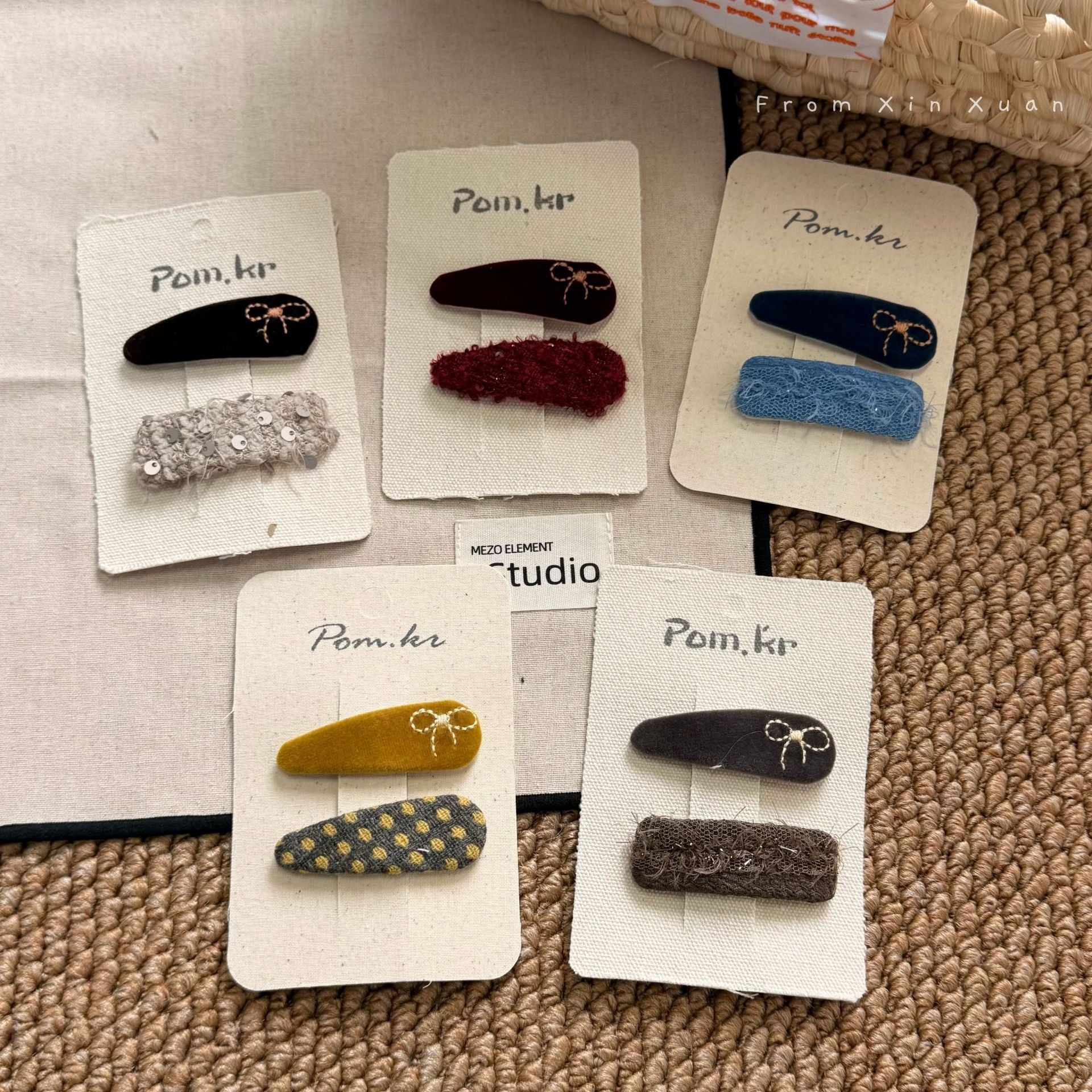 布面蝴蝶結刺繡髮夾－米棕系款實拍｜https://igowo.tw/