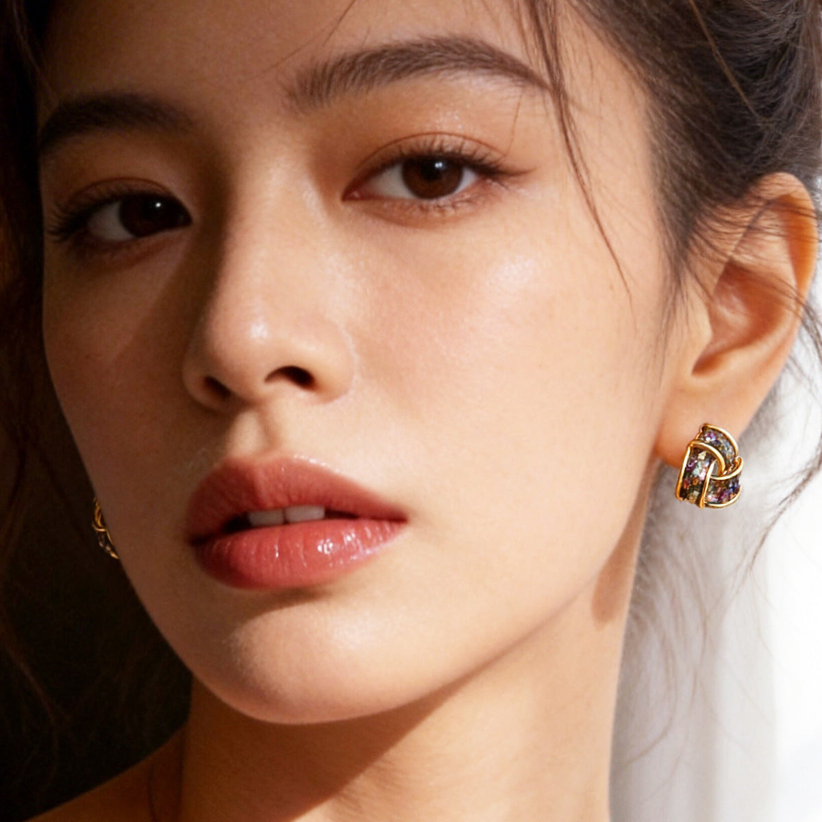 彩色貝母三角形耳釘－細節特寫2｜https://igowo.tw/
