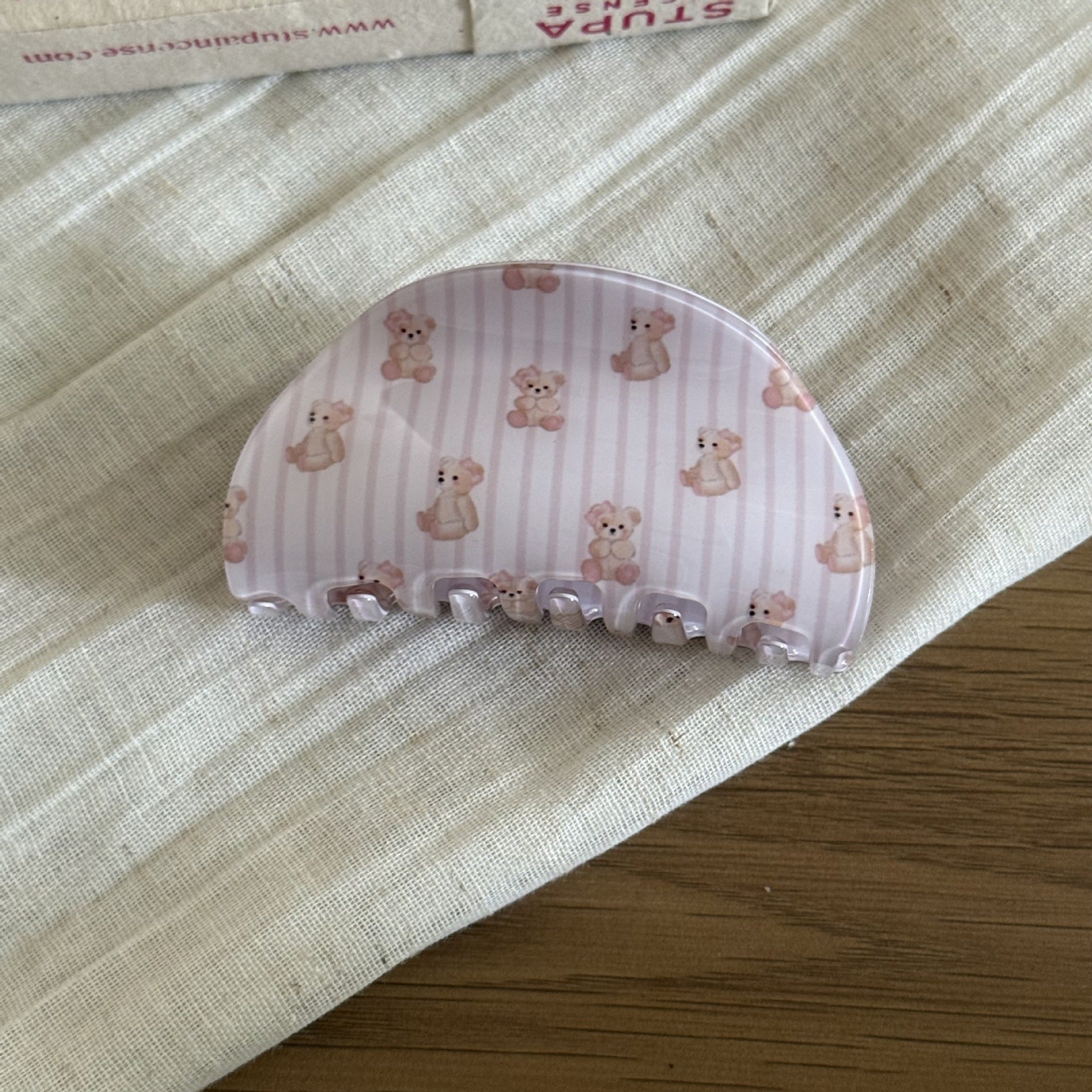 粉色格紋小熊鯊魚夾－中號元寶款細節｜https://igowo.tw/