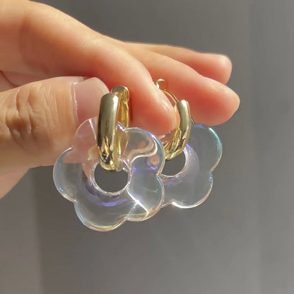 金色壓克力花朵耳環－細節特寫4｜https://igowo.tw/