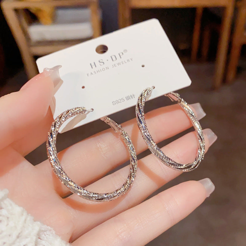 金屬扭紋圓圈誇張耳環－第二視角實拍｜https://igowo.tw/