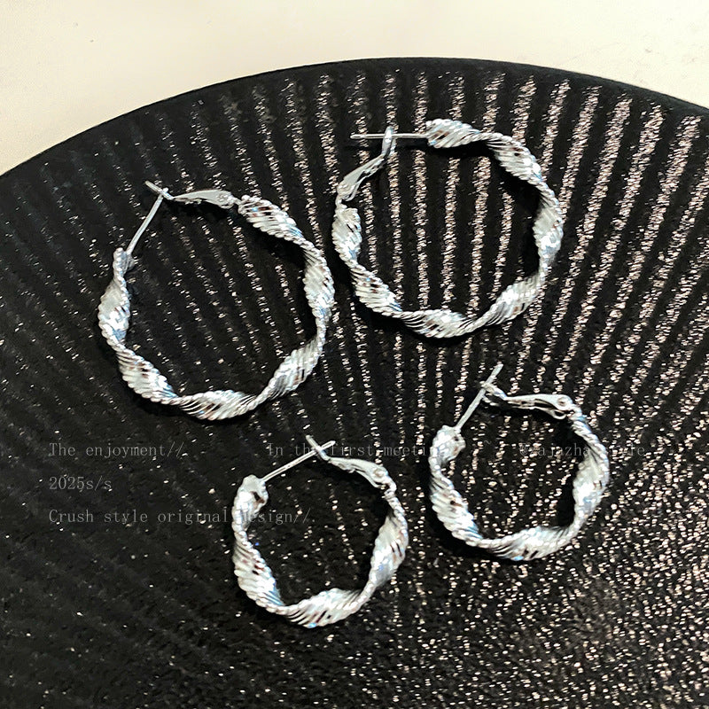 金屬扭紋圓圈耳環－金款實拍｜https://igowo.tw/