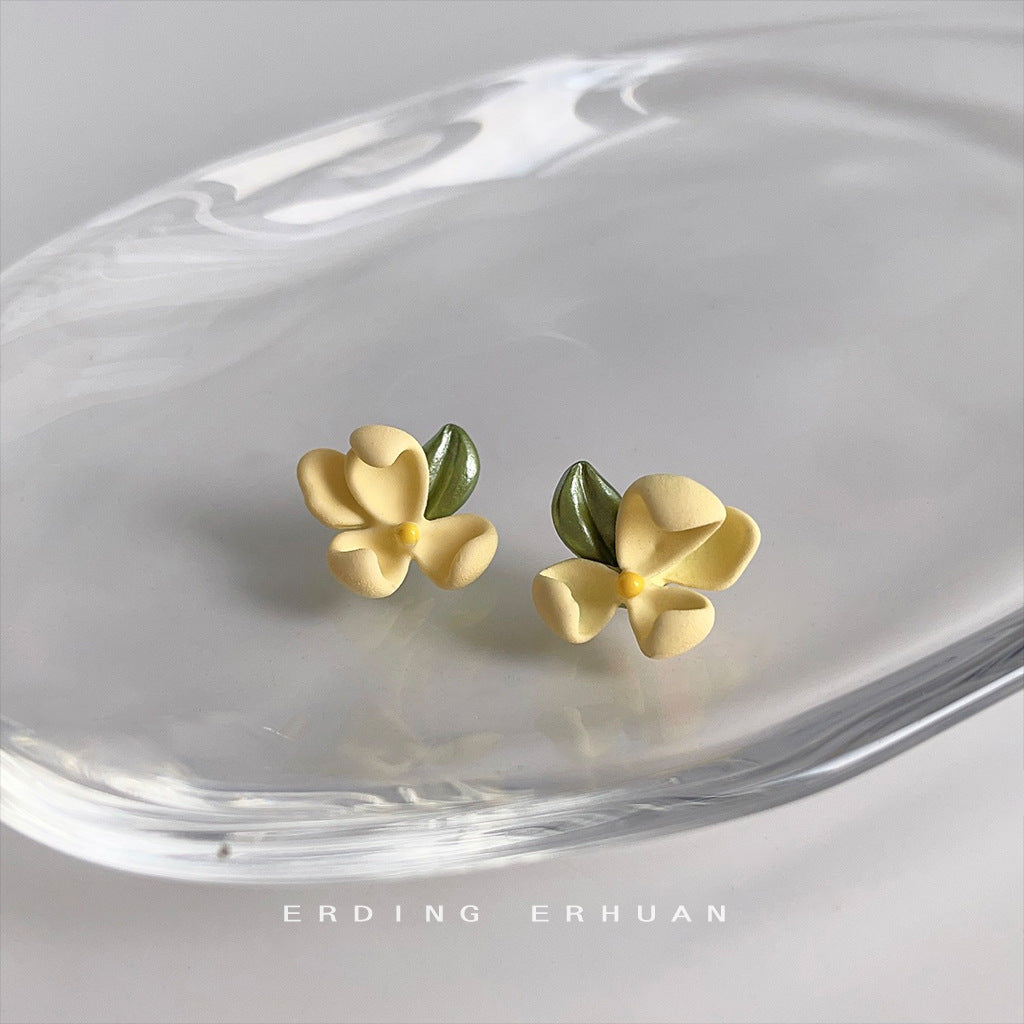 銀針花朵簡約耳釘－商品主圖｜https://igowo.tw/