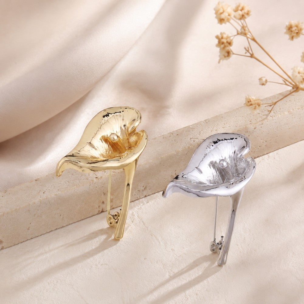金屬別針花朵拉絲胸針－2/銀色款實拍｜https://igowo.tw/
