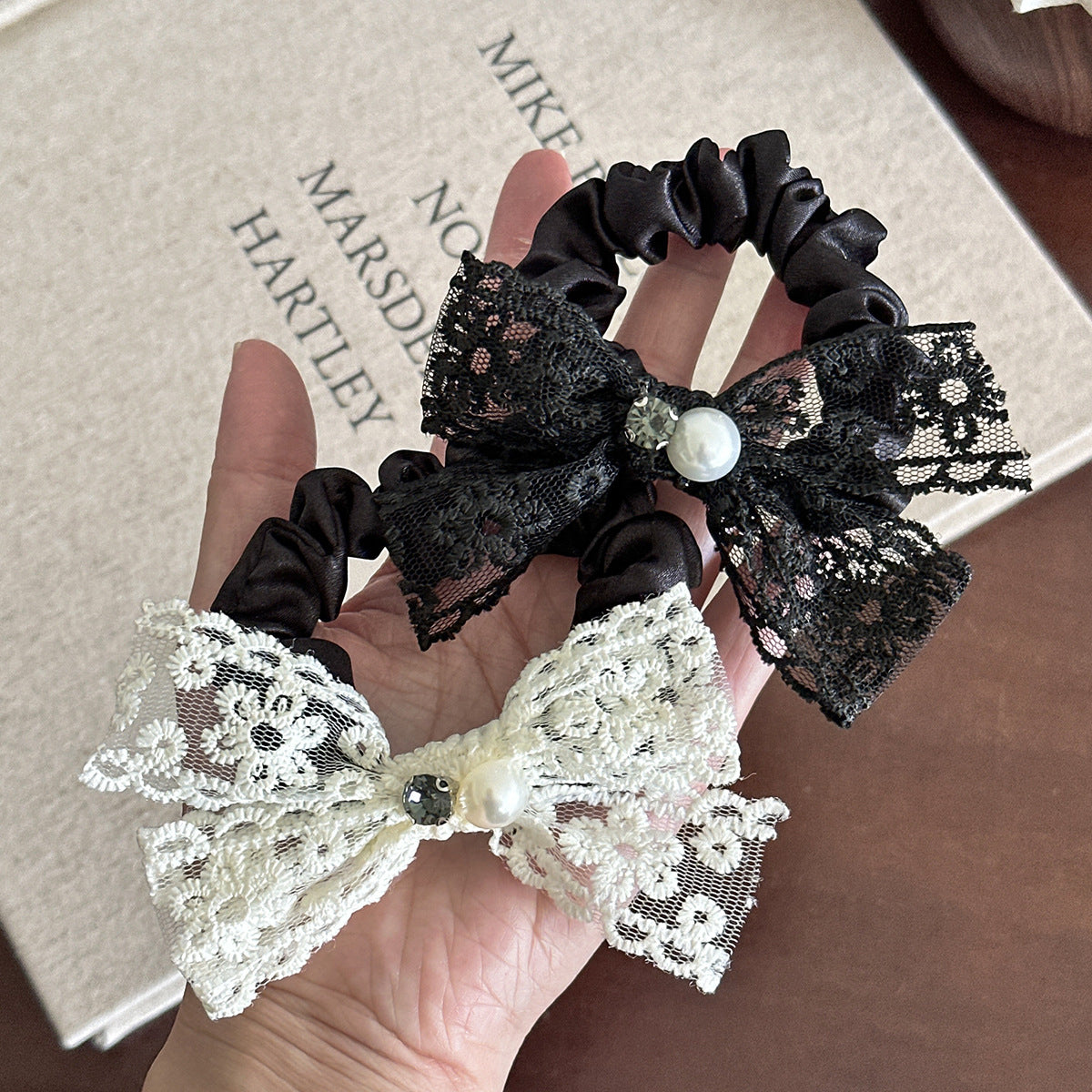 蕾絲蝴蝶結刺繡髮圈－細節特寫2｜https://igowo.tw/