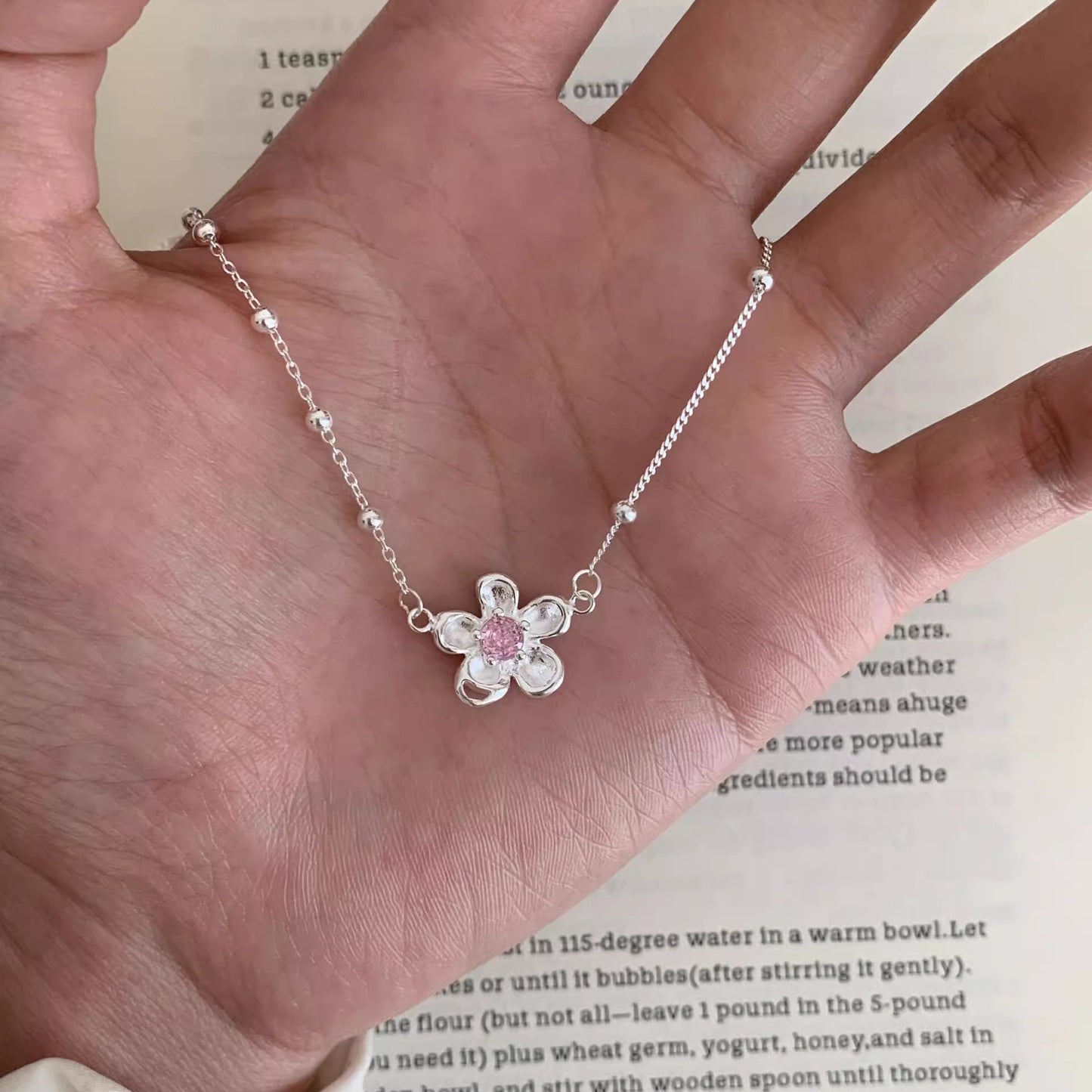 粉色鋯石花朵簡約項鍊－商品主圖｜https://igowo.tw/