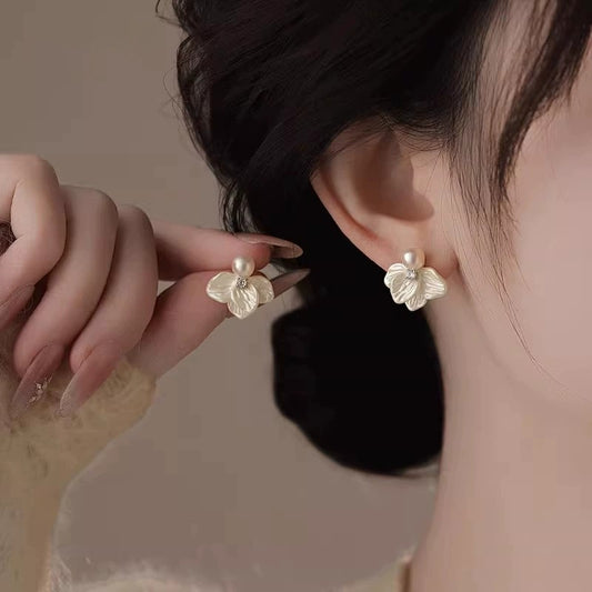 白色珍珠花朵復古耳環－商品主圖｜https://igowo.tw/