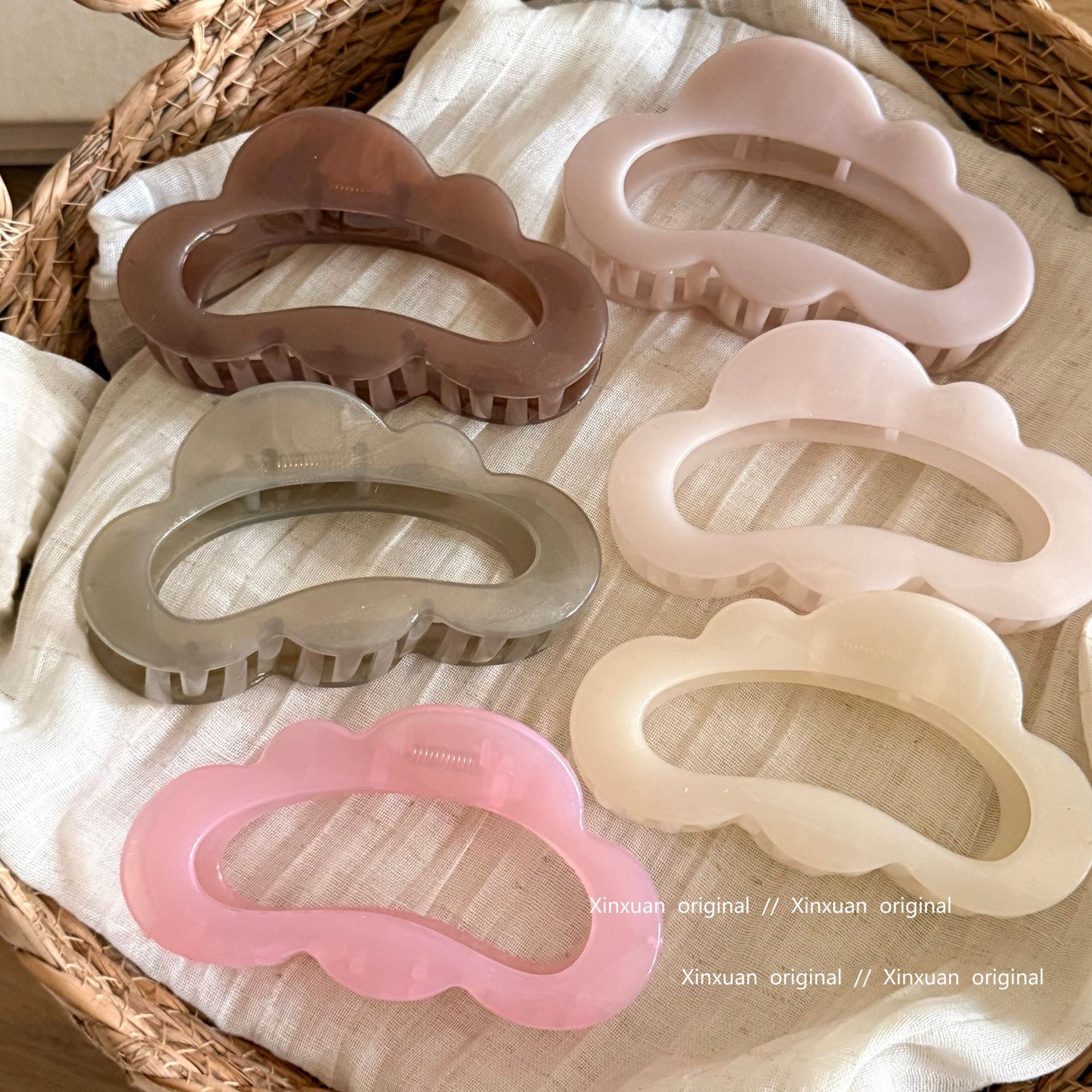 雲朵鏤空簡約鯊魚夾－商品主圖｜https://igowo.tw/