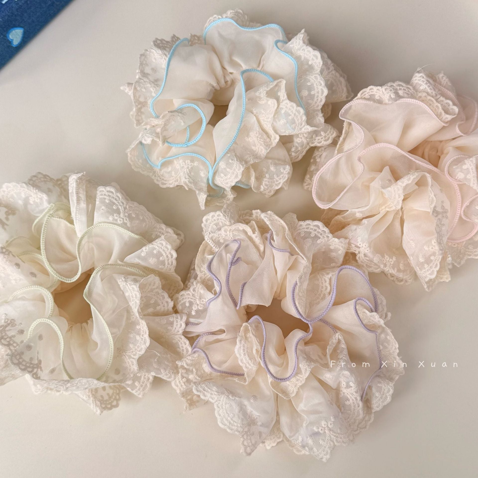 蕾絲碎花精雕髮圈－商品主圖｜https://igowo.tw/
