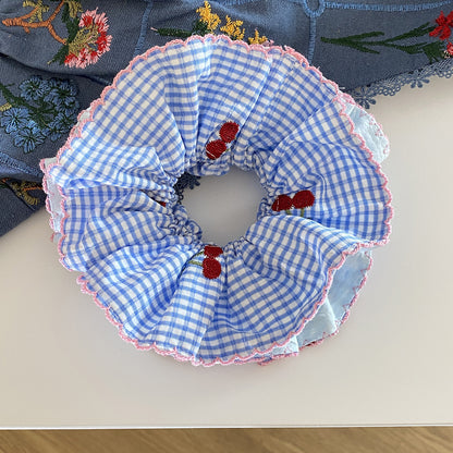櫻桃大腸圈刺繡髮圈－藍色條紋愛心方巾款細節｜https://igowo.tw/