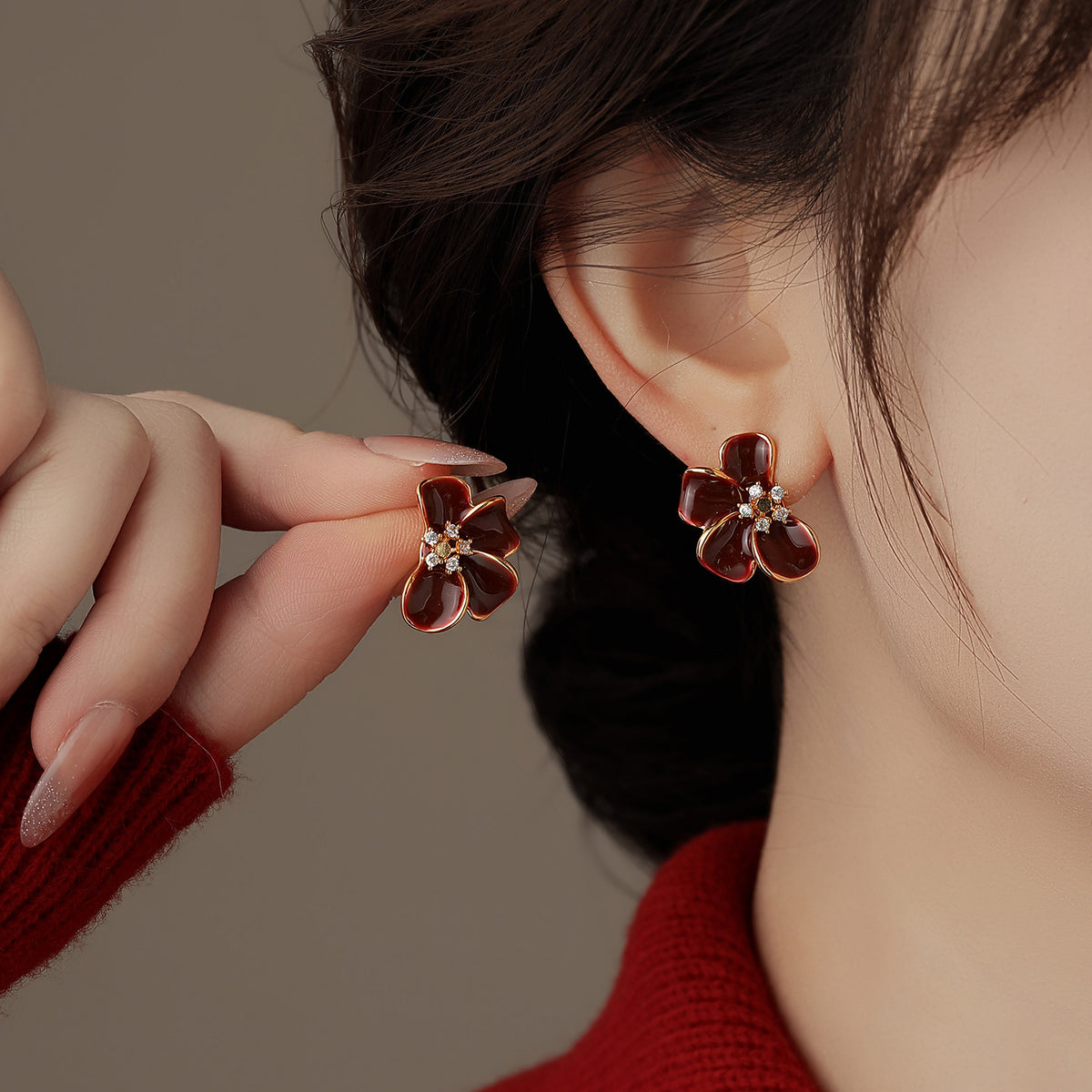 紅色琺瑯花朵復古耳釘－商品主圖｜https://igowo.tw/