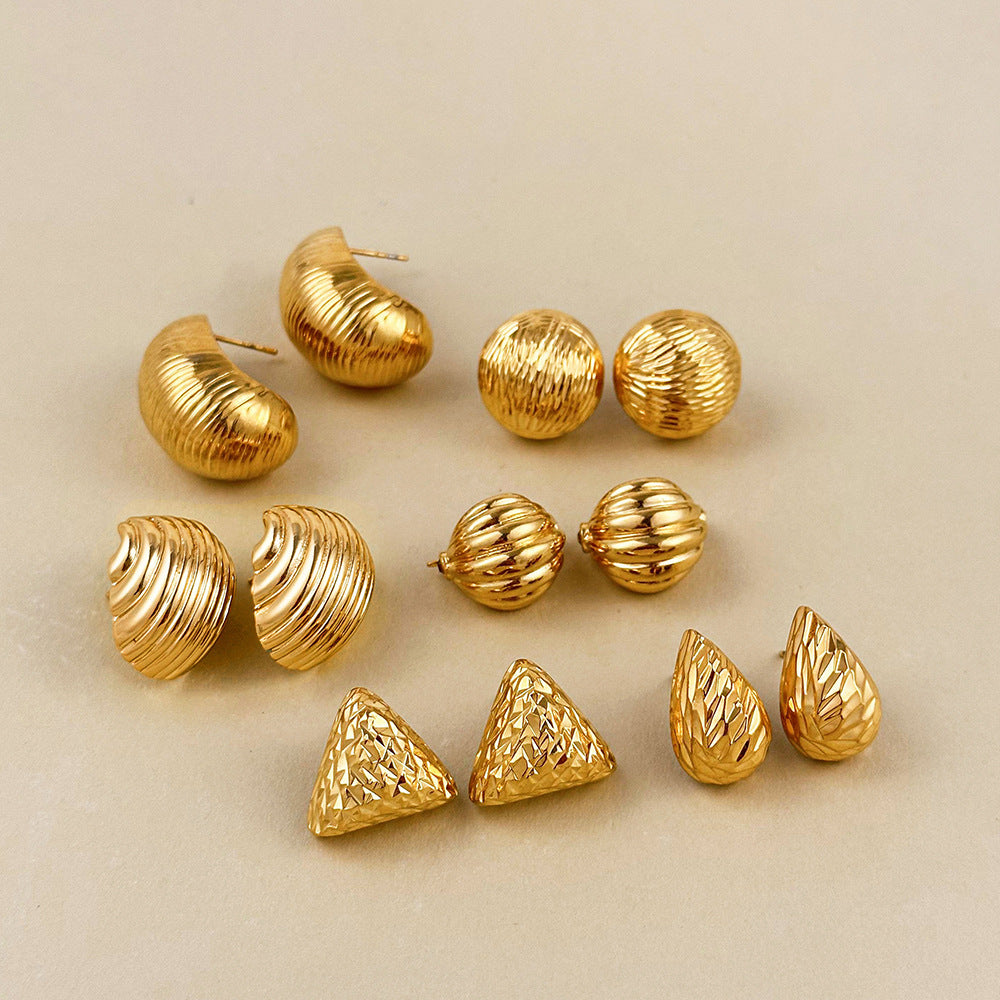 金色不鏽鋼圓珠耳釘－細節特寫1｜https://igowo.tw/