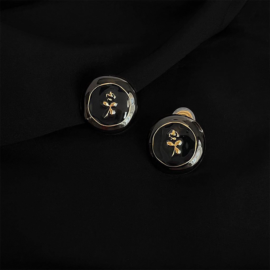 金色簡約耳夾－細節特寫5｜https://igowo.tw/