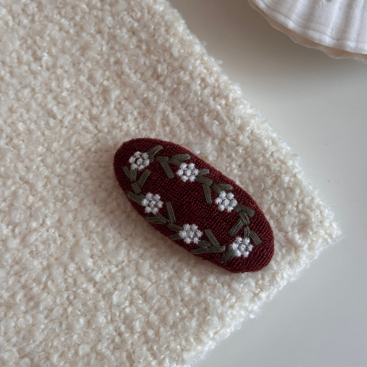 針織布面橢圓刺繡髮夾