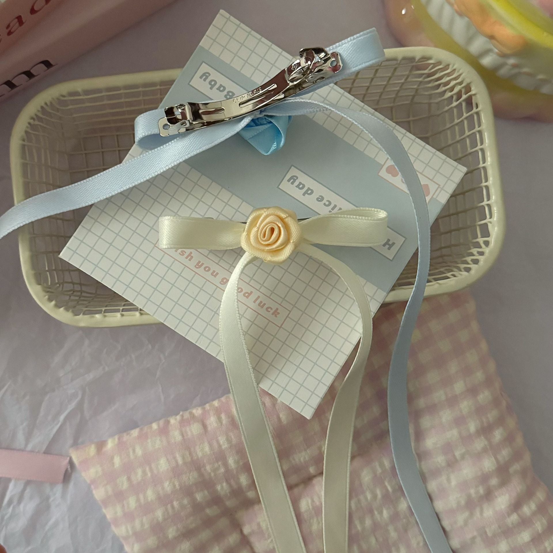 緞帶蝴蝶結花朵髮夾－白色蝴蝶結髮夾款實拍｜https://igowo.tw/