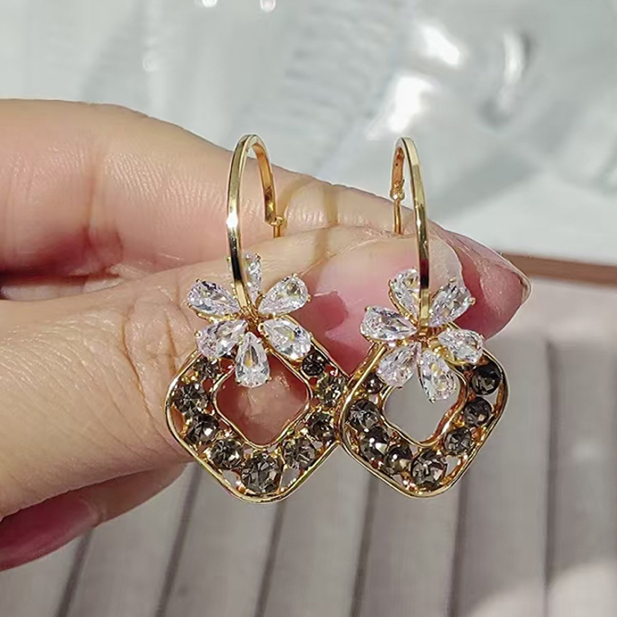 S925鋯石花朵方形簡約耳環－商品主圖｜https://igowo.tw/