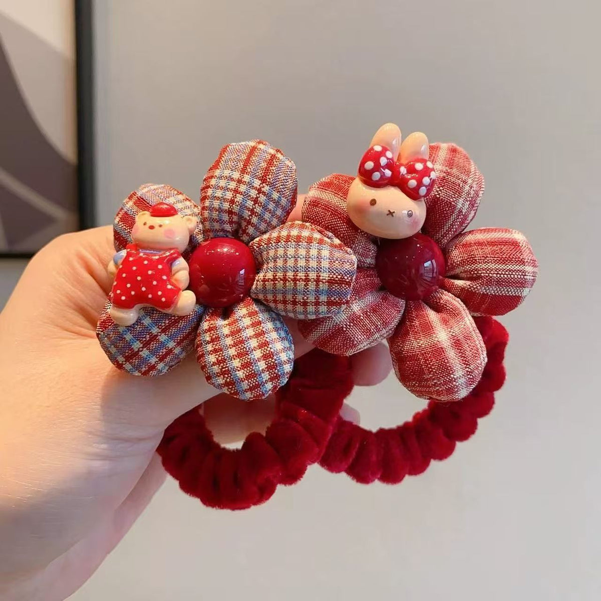 紅色格紋花朵髮圈－小熊花朵紅色髮圈款實拍｜https://igowo.tw/