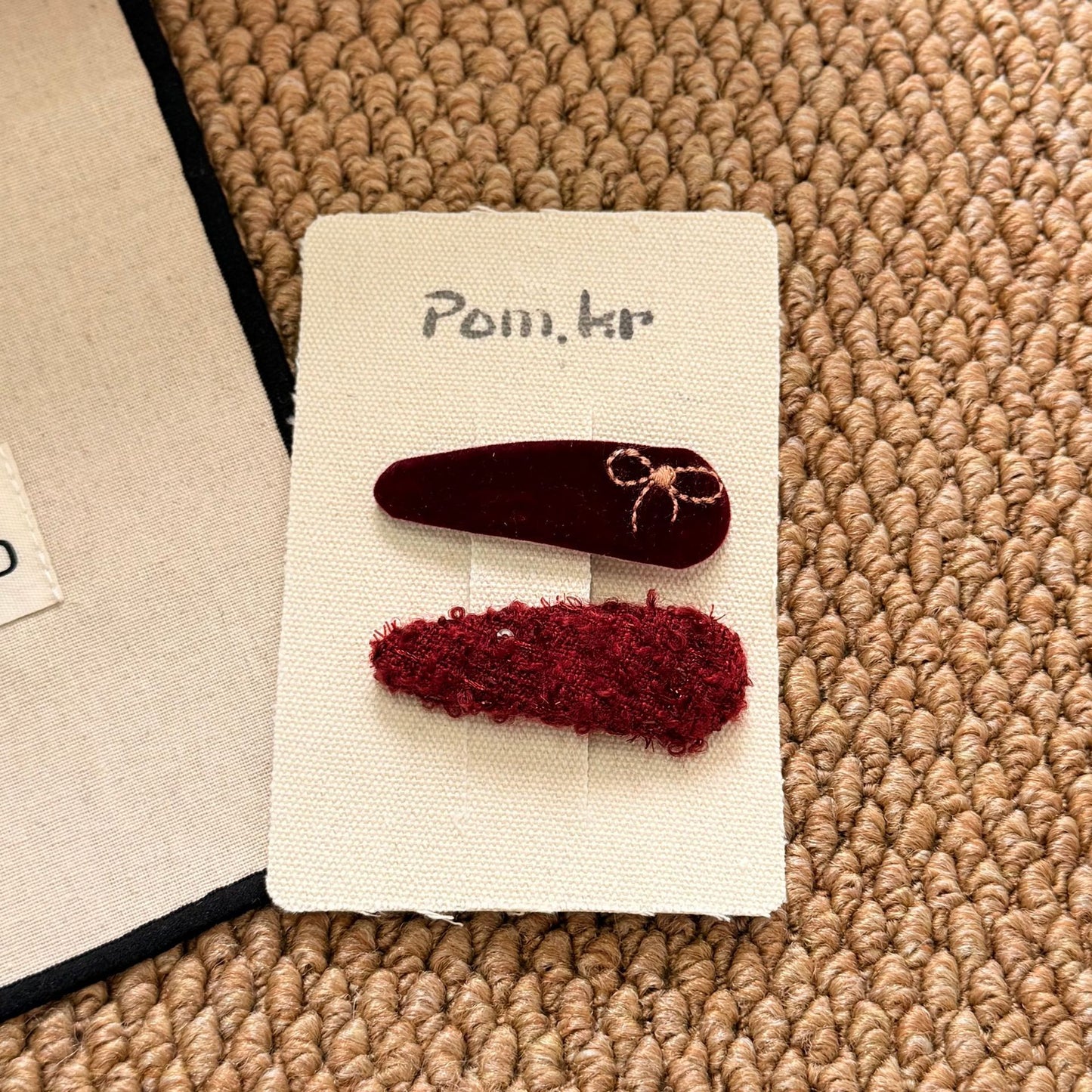 布面蝴蝶結刺繡髮夾－黃款細節｜https://igowo.tw/